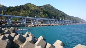 親不知港西堤から望む