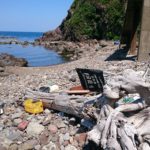 鴎ヶ鼻の階段下 ハングル文字の旗がはためいていた。 半島からのゴミも多いようだ