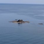 上輪海岸沖の女郎岩と釣り人