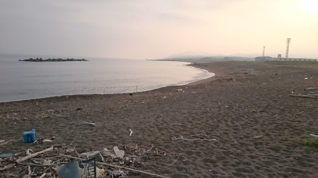 柿崎漁港 東堤防外側の砂浜から柿崎川河口方向を撮影
